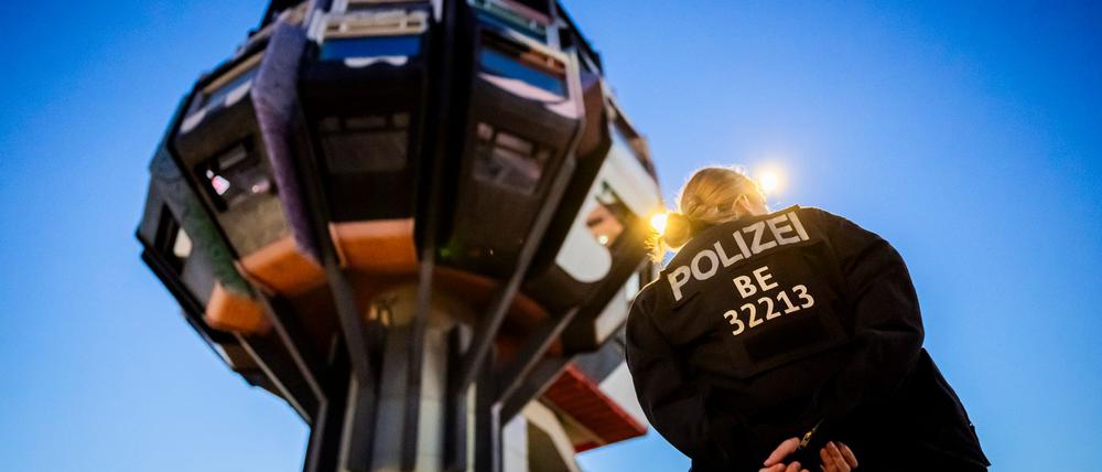 Mehr als ein Dutzend Personen hatten den Bierpinsel in Steglitz für mehrere Stunden besetzt.