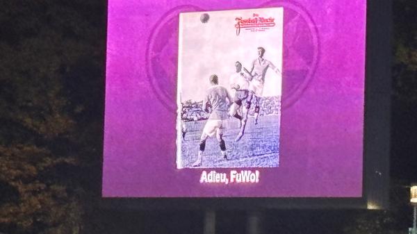 Die Anzeigetafel im Mommsenstadion in der Halbzeitpause des Spiels von Tennis Borussia gegen Sparta Lichtenberg. 