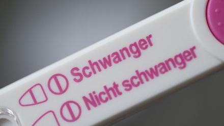Nach einem positiven Schwangerschaftstest benötigen viele Frauen Beratung. (Symbolbild) 
