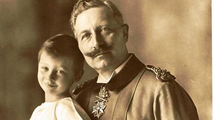 Kaiser Wilhelm II. mit seinem ältesten Enkel Wilhelm im Jahr 1911.
