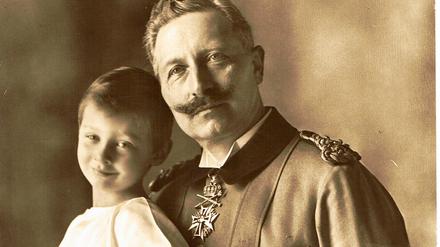 Kaiser Wilhelm II. mit seinem ältesten Enkel Wilhelm im Jahr 1911.