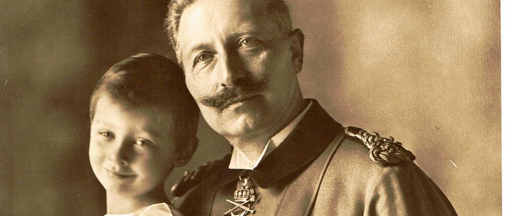 Kaiser Wilhelm II. mit seinem ältesten Enkel Wilhelm im Jahr 1911.