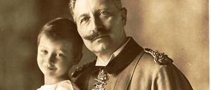 Kaiser Wilhelm II. mit seinem ältesten Enkel Wilhelm im Jahr 1911.