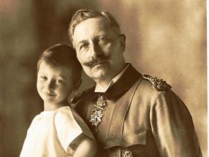Kaiser Wilhelm II. mit seinem ältesten Enkel Wilhelm im Jahr 1911.