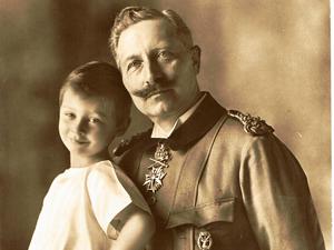 Kaiser Wilhelm II. mit seinem ältesten Enkel Wilhelm im Jahr 1911.
