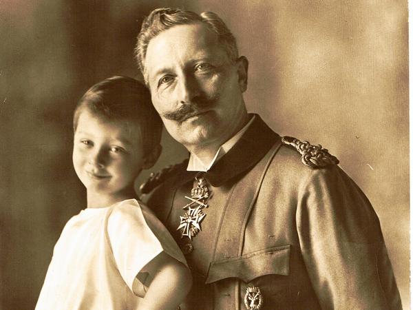 Kaiser Wilhelm II. mit seinem ältesten Enkel Wilhelm im Jahr 1911.