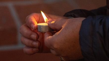 Friedenslichter werden nach dem Familiengottesdienst in der Marienkirche aufgestellt. 