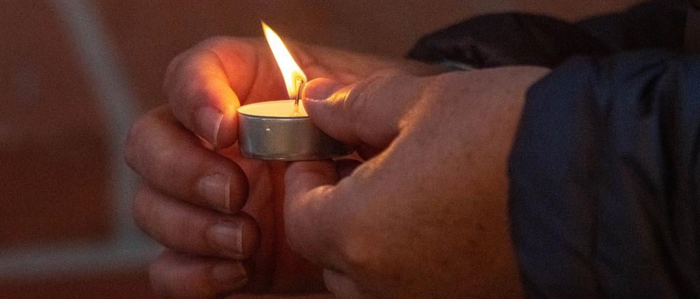 Friedenslichter werden nach dem Familiengottesdienst in der Marienkirche aufgestellt.