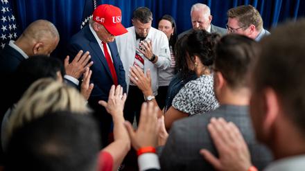 Präsident Donald Trump nimmt am Donnerstag, dem 3. Juli 2025, an einem Gebet vor einer Kundgebung in Des Moines, Iowa, teil.