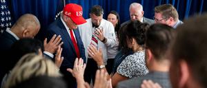 Präsident Donald Trump nimmt am Donnerstag, dem 3. Juli 2025, an einem Gebet vor einer Kundgebung in Des Moines, Iowa, teil.