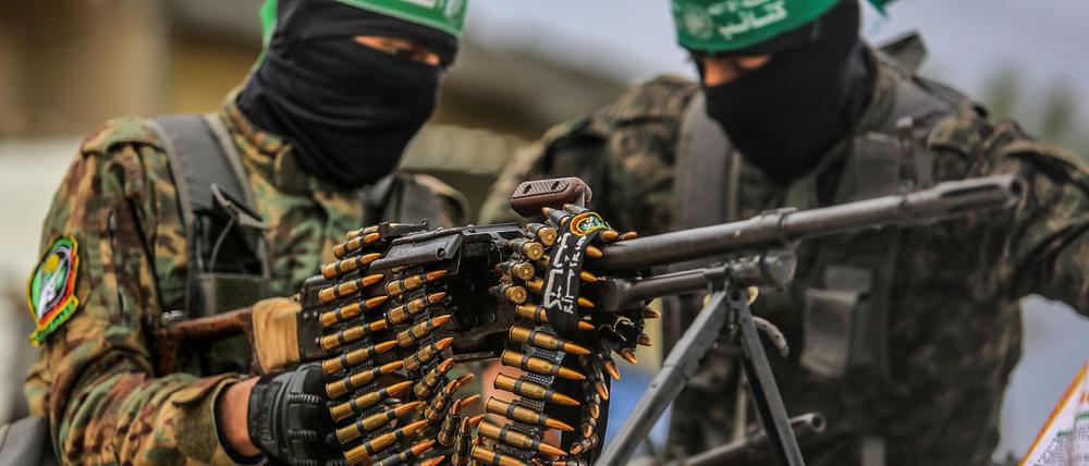 Vermummte Kämpfer der Kassam-Brigaden, des militärischen Flügels der islamistischen Terrororganisation Hamas. (Archivbild)