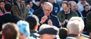 Bundeskanzler Friedrich Merz (CDU) spricht bei einem Bürgergespräch in Meschede.