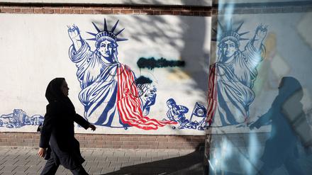 Eine Frau in Teheran vor einem antiamerikanischen Wandbild.