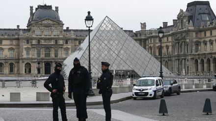 Französische Polizeibeamte stehen nach einem Raubüberfall vor dem Louvre-Museum in Paris am 19. Oktober 2025.