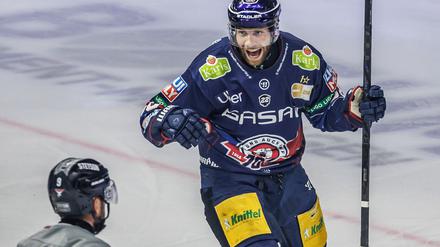 Angreifer Yannick Veilleux erzielte den ersten Treffer der Eisbären Berlin beim Auswärtssieg in Iserlohn.