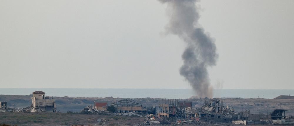 Rauch steigt nach einem israelischen Luftangriff aus Gaza auf, gesehen von Israel aus, 19. Oktober 2025.