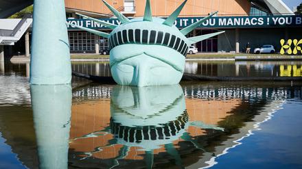 Böhmermann-Ausstellung: Der halbe Kopf einer aufblasbaren Freiheitsstatue, das Kunstwerk „Status of Liberty“ liegt in dem Gewässer vor dem Haus der Kulturen der Welt.