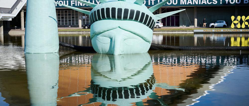 Böhmermann-Ausstellung: Der halbe Kopf einer aufblasbaren Freiheitsstatue, das Kunstwerk „Status of Liberty“ liegt in dem Gewässer vor dem Haus der Kulturen der Welt.