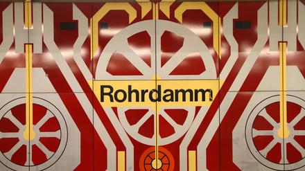Berliner U-Bahnhöfe # Die teils grandiosen, teils bizarren Bahnhöfe spiegeln mehr als 100 Jahre Berliner Baugeschichte. Hier: U-Bahnhof Rohrdamm, Linie U7. Farbexplosion. Die zwischen 1965 und 1984 von Rainer G. Rümmler gestalteten Stationen der U 7 Richtung Spandau sind psychedelische Traumwelten. Foto: Thilo Rückeis