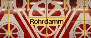 Berliner U-Bahnhöfe # Die teils grandiosen, teils bizarren Bahnhöfe spiegeln mehr als 100 Jahre Berliner Baugeschichte. Hier: U-Bahnhof Rohrdamm, Linie U7. Farbexplosion. Die zwischen 1965 und 1984 von Rainer G. Rümmler gestalteten Stationen der U 7 Richtung Spandau sind psychedelische Traumwelten. Foto: Thilo Rückeis