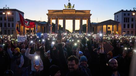 Hunderte Demonstranten bilden mit Smartphones und Feuerzeugen ein Lichtermeer. 