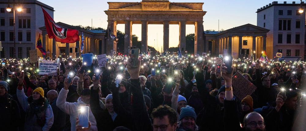 Hunderte Demonstranten bilden mit Smartphones und Feuerzeugen ein Lichtermeer.