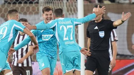 Andrej Kramaric (vorne, 1899 Hoffenheim) jubelt nach seinem Treffer zum 2:0.