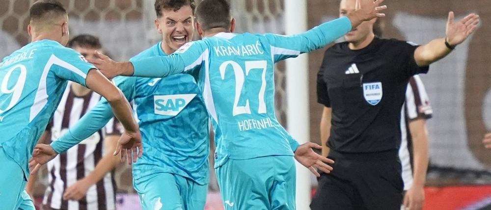 Andrej Kramaric (vorne, 1899 Hoffenheim) jubelt nach seinem Treffer zum 2:0.