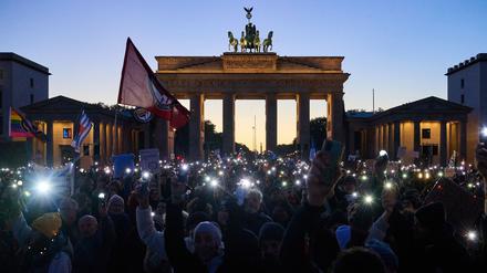 Demonstranten halten ihre Handys mit Taschenlampen vor dem Brandenburger Tor in die Luft. Die Demonstration unter dem Motto «Brandmauer hoch! Wir sind das Stadtbild» bezieht sich auf eine Äußerung von Bundeskanzler Merz im Zusammenhang mit der Migrationspolitik. 