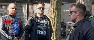 Neonazi Dan E. (links), als er Julian M. Anfang September vor versammelter Presse zu dessen Haftantritt begleitete.