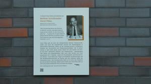 Die Gedenktafel für Horst Pillau im Bayerisches Viertel.