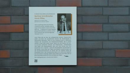 Die Gedenktafel für Horst Pillau im Bayerisches Viertel.