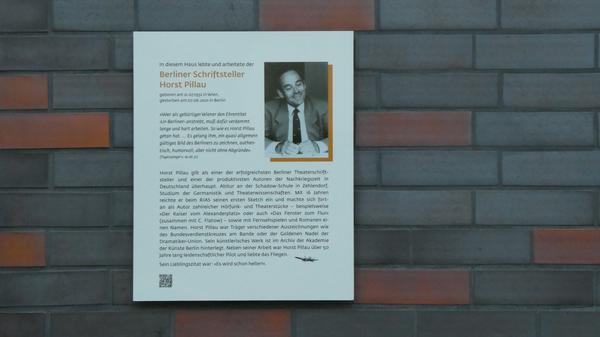 Die Gedenktafel für Horst Pillau im Bayerisches Viertel.