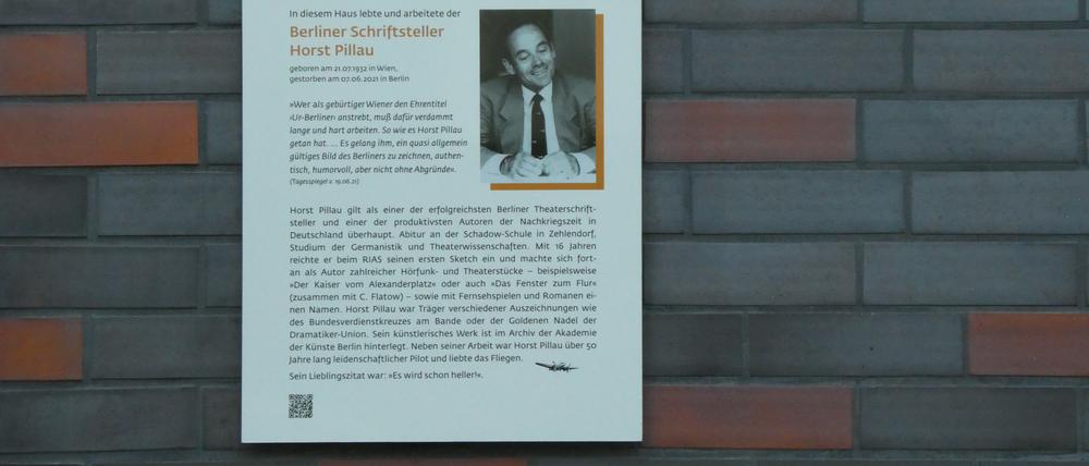 Die Gedenktafel für Horst Pillau im Bayerisches Viertel.