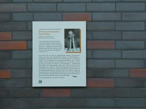 Die Gedenktafel für Horst Pillau im Bayerisches Viertel.