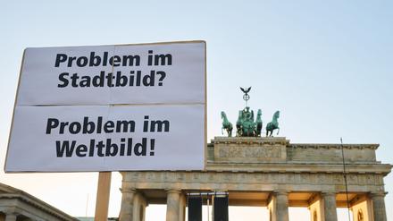 Demonstranten vor dem Brandenburger Tor kritisierten die „Stadtbild“-Äußerungen von Bundeskanzler Friedrich Merz (CDU).
