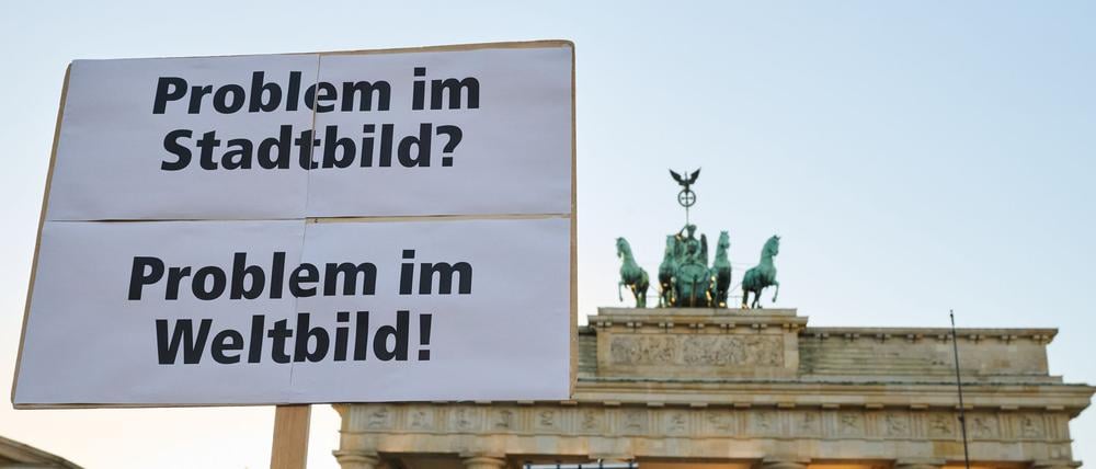 Demonstranten vor dem Brandenburger Tor kritisierten die „Stadtbild“-Äußerungen von Bundeskanzler Friedrich Merz (CDU).
