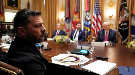 17.10.2025, USA, Washington: Der ukrainische Präsident Wolodymyr Selenskyj (l) sitzt beim Treffen mit US-Präsident Donald Trump (r),  Vizepräsident JD Vance (2.v.r.) und US-Finanzminister Scott Bessent im Kabinettssaal des Weißen Hauses.