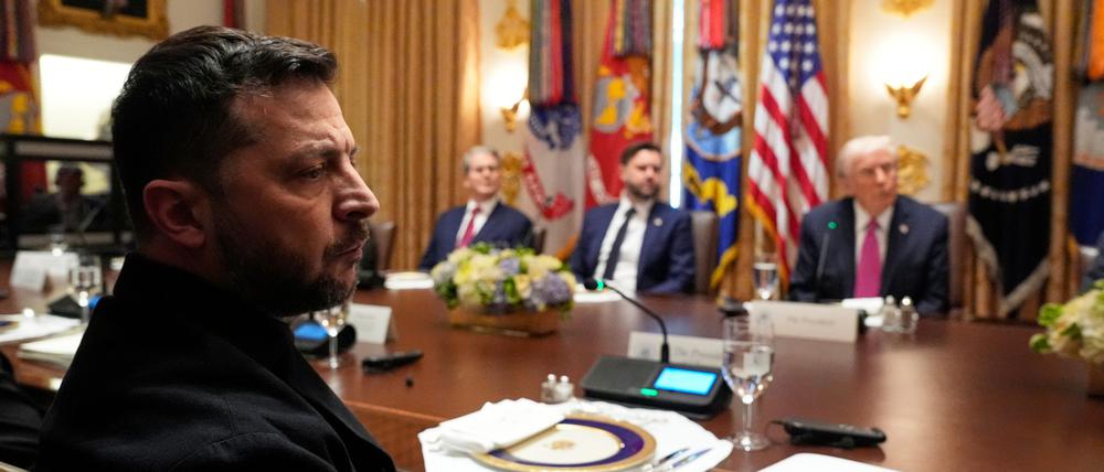 17.10.2025, USA, Washington: Der ukrainische Präsident Wolodymyr Selenskyj (l) sitzt beim Treffen mit US-Präsident Donald Trump (r), Vizepräsident JD Vance (2.v.r.) und US-Finanzminister Scott Bessent im Kabinettssaal des Weißen Hauses.