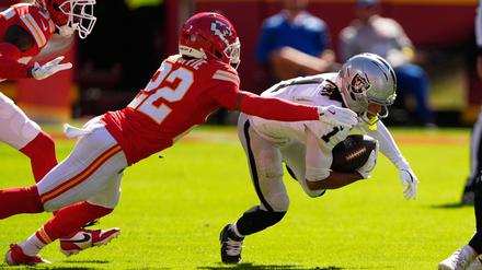 Die Defensive der Kansas City Chiefs (li. Trent McDuffie) ließ keinen einzigen Punkt der Las Vegas Raiders zu.