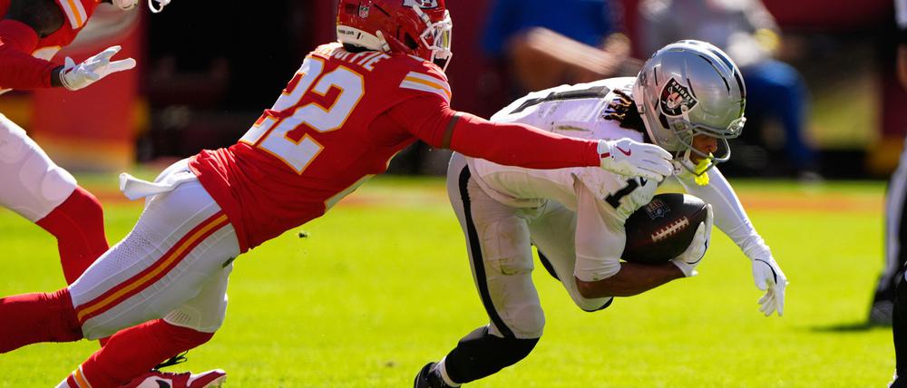 Die Defensive der Kansas City Chiefs (li. Trent McDuffie) ließ keinen einzigen Punkt der Las Vegas Raiders zu.