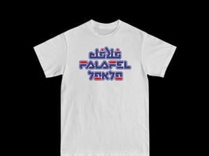 Das T-Shirt Teil eines Charity-Projekts, um Frieden und Aussöhnung zwischen Israelis und Palästinensern zu fördern. Die iranische Designerin Golnar Kat Rahmani, die in Berlin lebt, der israelische Designer Liad Shadmi und der deutschen Designer Nikolai Dobreff, beide aus Hamburg, haben es entworfen. 