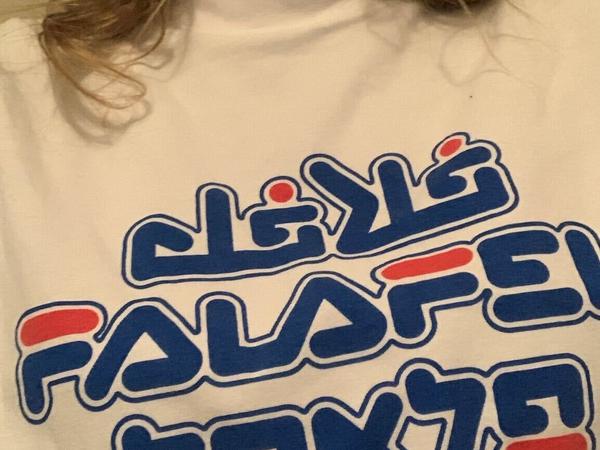 Raffaela mit ihrem T-Shirt.