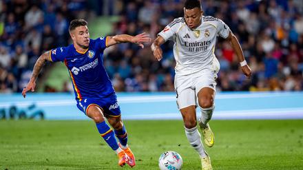 Superstar Kylian Mbappé (r) verhalf Real Madrid zum Arbeitssieg in Getafe.