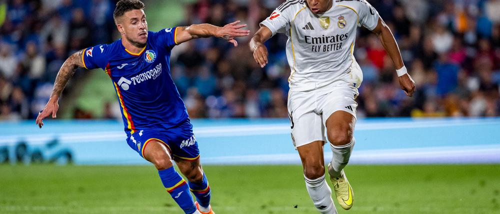 Superstar Kylian Mbappé (r) verhalf Real Madrid zum Arbeitssieg in Getafe.