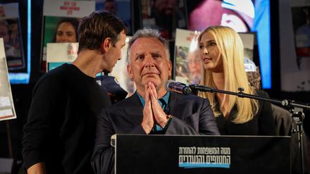 Der US-Sondergesandte Steve Witkoff (Mitte) spricht am 11. Oktober auf dem Platz der Geiseln in Tel Aviv. Im Hintergrund stehen Jared Kushner und Ivanka Trump.