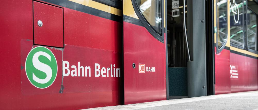 Signale und Weichen müssen am Morgen in Berlin repariert werden. (Symbolbild)