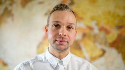 Baden-Württemberg, Weinheim: Nicolaus Will sitzt in seiner Wohnung auf einem Sofa.