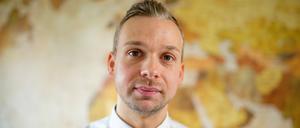 Baden-Württemberg, Weinheim: Nicolaus Will sitzt in seiner Wohnung auf einem Sofa.