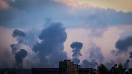 Israel beginnt trotz Waffenstillstand eine Reihe von Angriffen auf Gaza, und nach den Angriffen steigt am 19. Oktober 2025 dichter Rauch aus dem östlichen Teil von Khan Yunis, Gaza, auf.